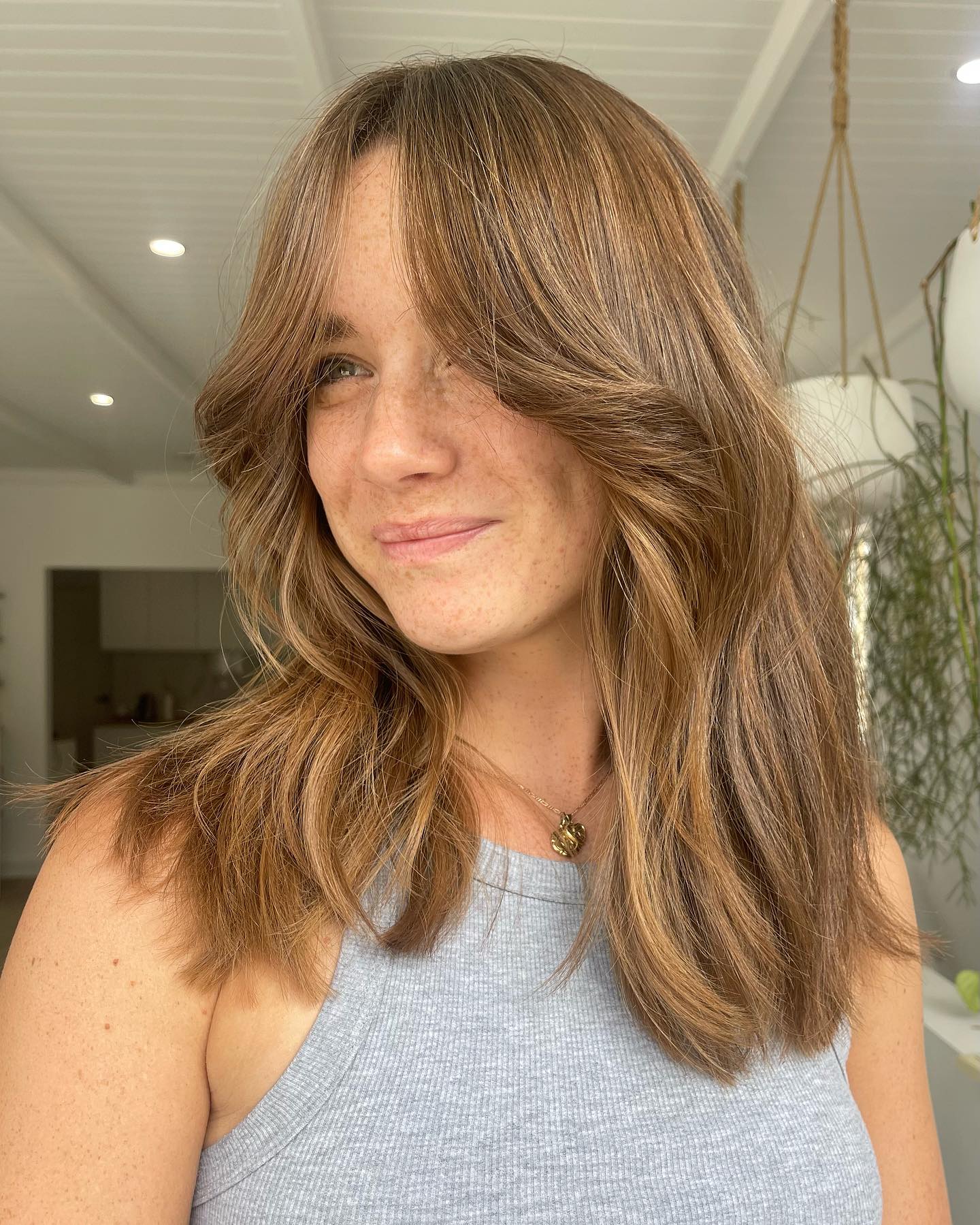 Top Mid-Length Haircuts for Women: Trendy and Stylish Ideas for 2024